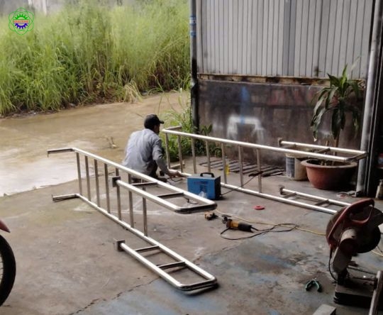 CẦU THANG ĐỨNG INOX